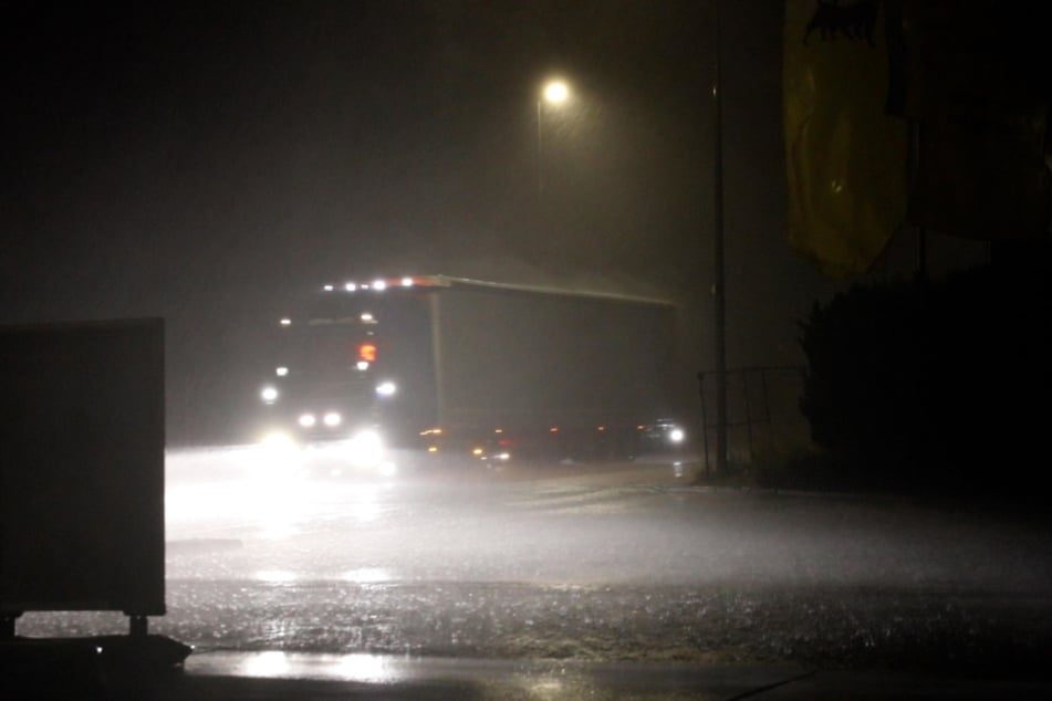 Der Starkregen sorgte für Aquaplaning auf Sachsens Straßen.