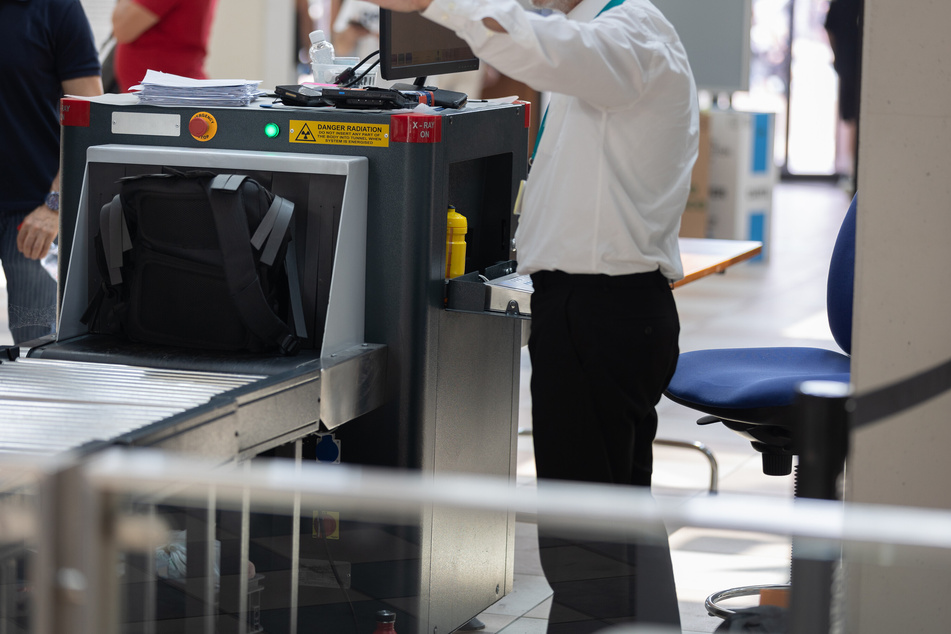 Auf dem Flughafen in Miami klauten Beamte bei der Sicherheitskontrolle für das Handgepäck mehrere Passagiere. (Symbolbild)