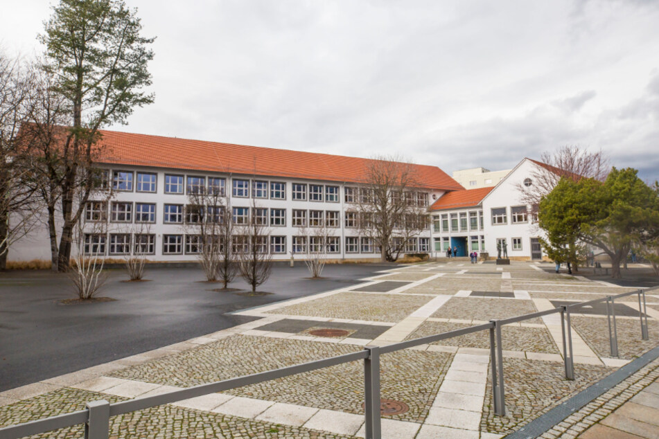 Auch die Abschlussklassen an Gymnasien werden ab Montag wieder in den Schulen erwartet. Es besteht Präsenzpflicht. Im Bild das Marie-Curie-Gymnasium in Dresden.