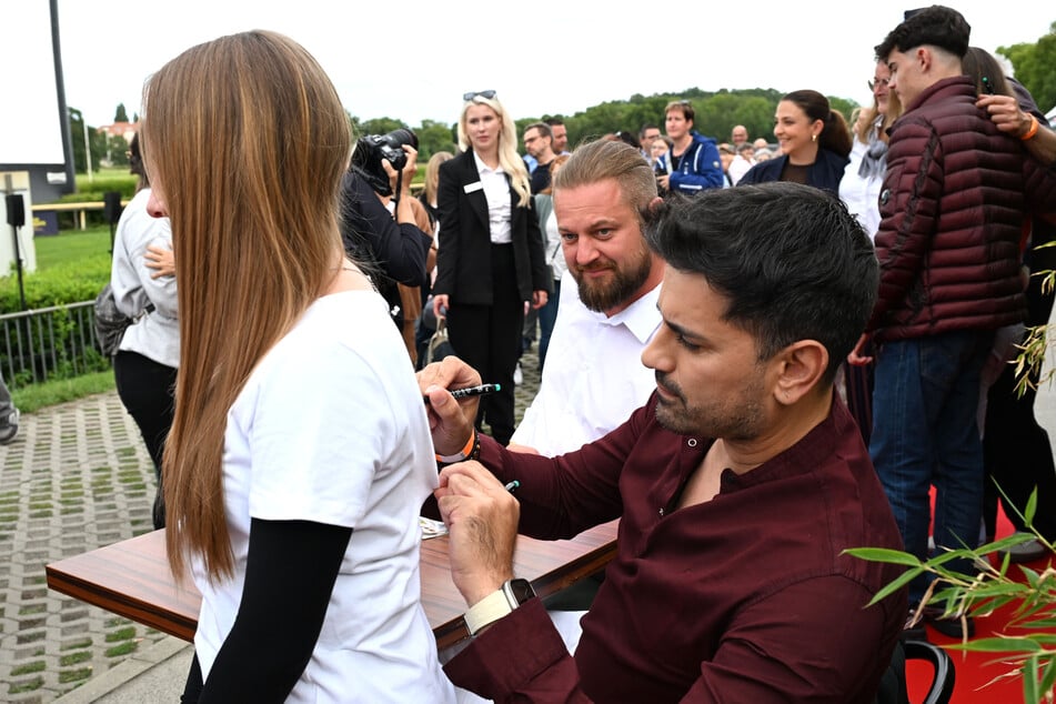 Geduldig signierten die Stars, wie hier Karsten Kühn (37, l.) und Tan Çağlar (46, r.) T-Shirts und Autogramme und nahmen sich Zeit für die Fans.