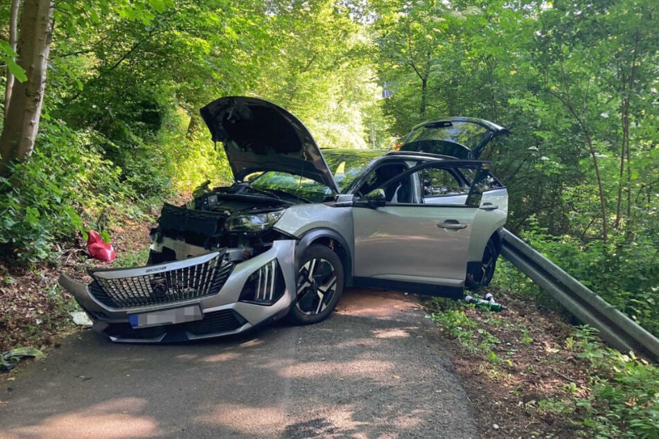 Der Peugeot der 47-Jährigen musste nach dem Unfall abgeschleppt werden.