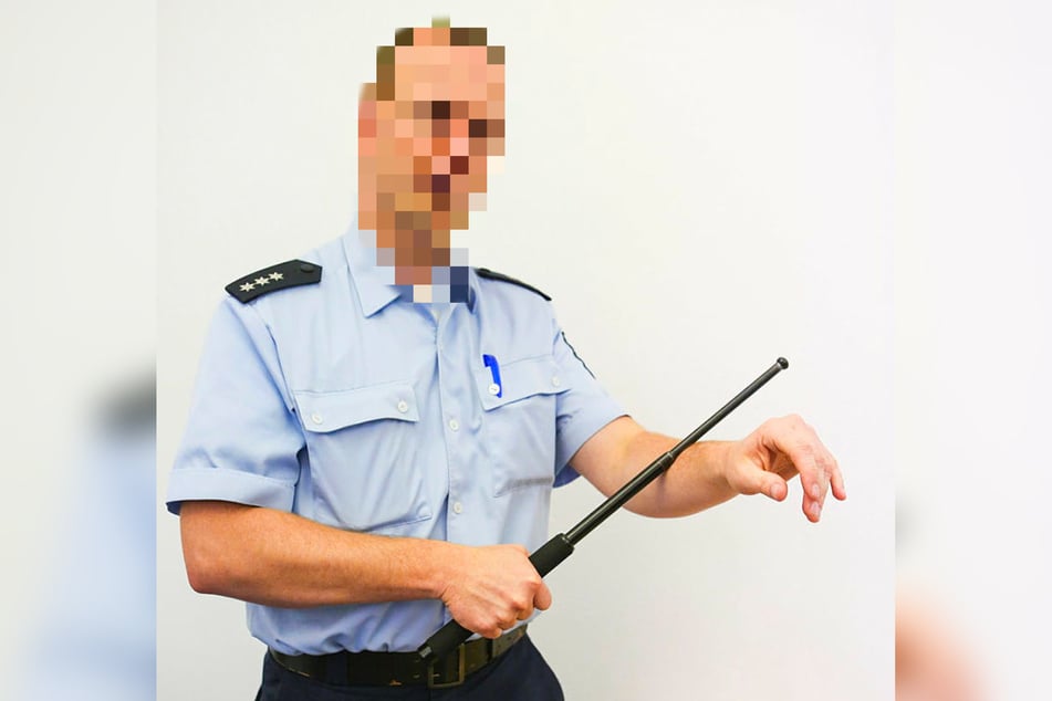 Ein Polizeibeamter zeigt einen sichergestellten Teleskopschlagstock. Auch die Leipziger "Kiez-Miliz" nutzt solche Waffen.