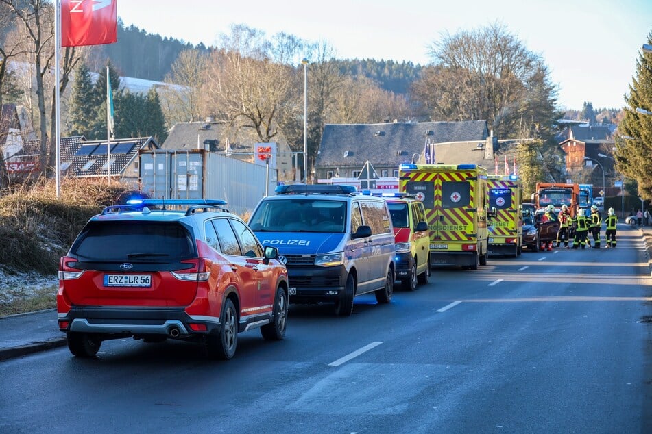 Nach einem Unfall auf der B101 im Erzgebirge kommt es zu Stau.