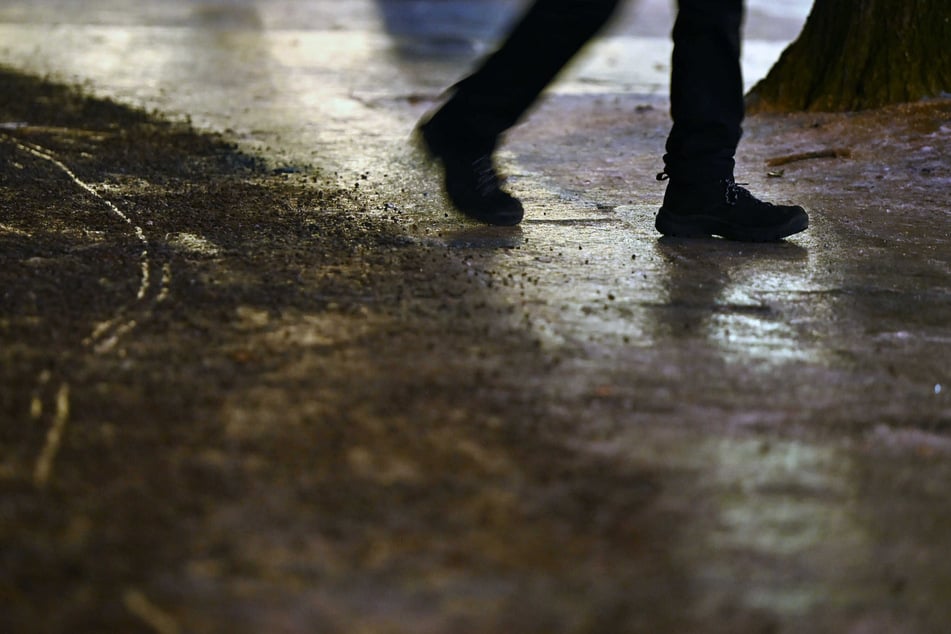 Transporterfahrer übersieht Fußgängerin: Frau muss ins Krankenhaus