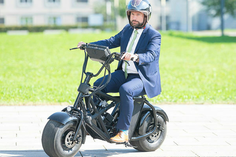 Prototyp für ein Moped, das mit einem Wasserstoffantrieb läuft: Dulig hat es bereits getestet.