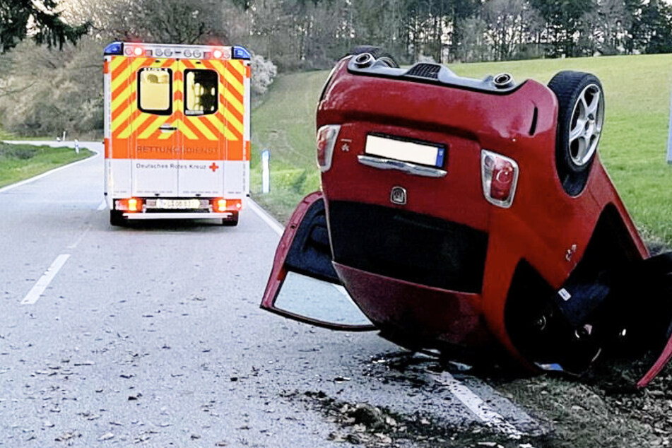 Glück gehabt: Fiat-Fahrer bleibt nach kuriosem Unfall unverletzt