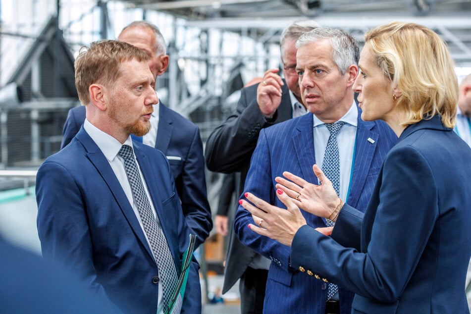 Zum Branchentreffen trat Kretschmer mit Vertretern von Politik und Wirtschaft in den Austausch.