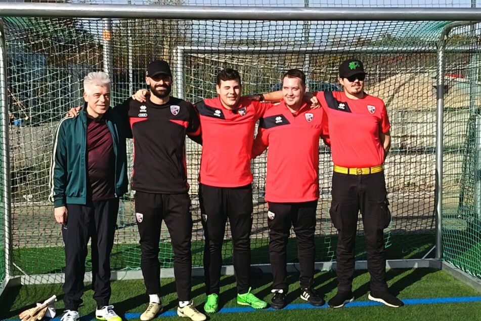 Hat am wenigsten Durchblick: Michael Mittermeier (60, l.) versucht sich bei der Blindenfußball-Abteilung des FC Ingolstadt 04.