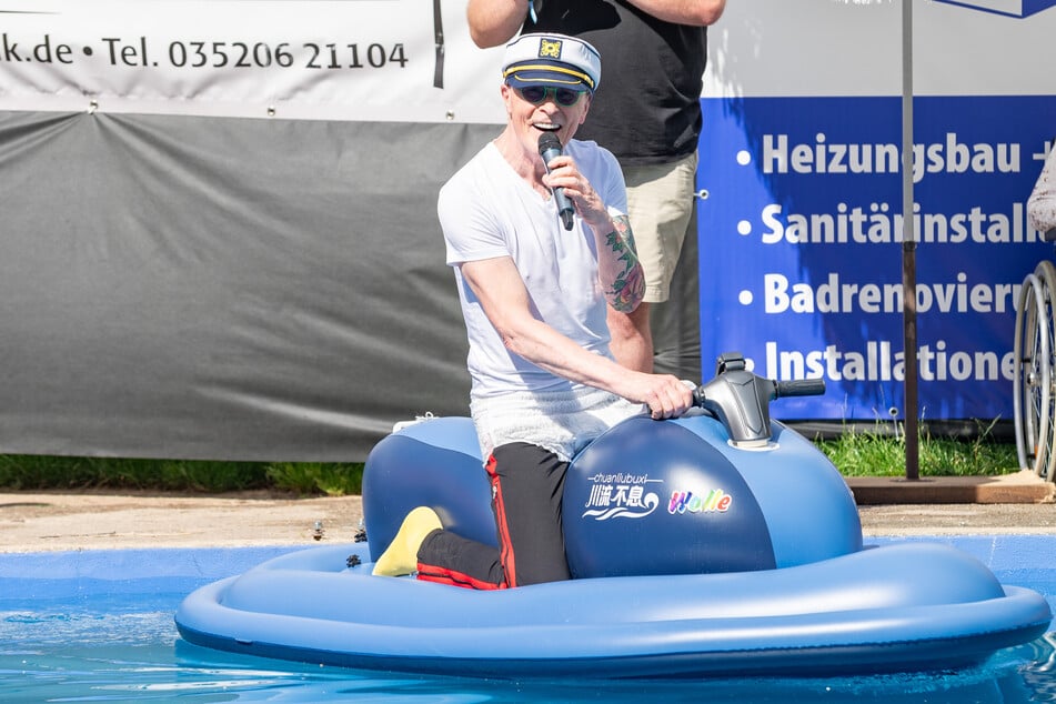Wolle Förster (72) moderiert von seinem Jetski aus das Teichfliegen.