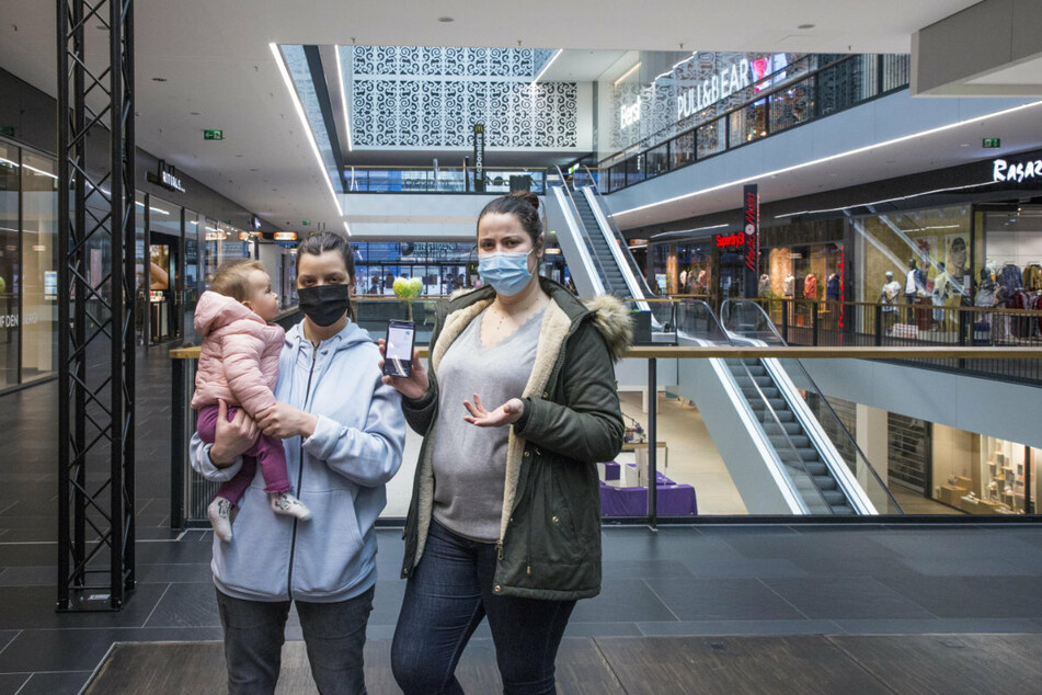 Shopping only with an appointment and a negative corona test!  Luna (26) and Sarra Limoudda (27, right) have booked in advance on the Internet.