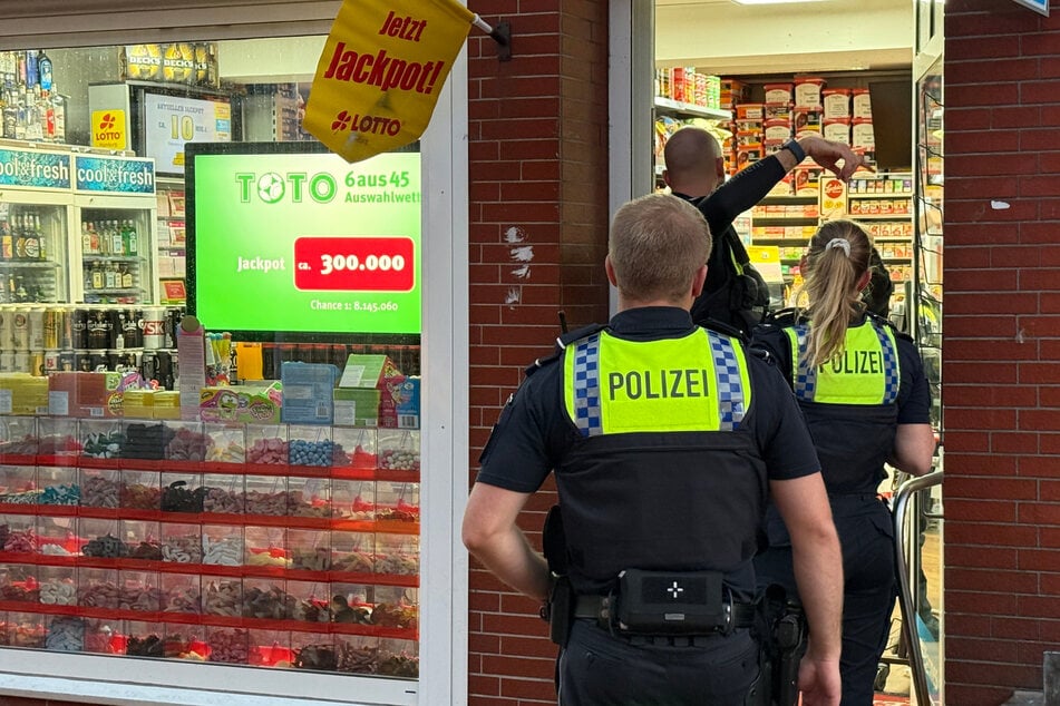 Mann betritt Kiosk und zückt Messer: Polizei fahndet nach mutmaßlichem Täter
