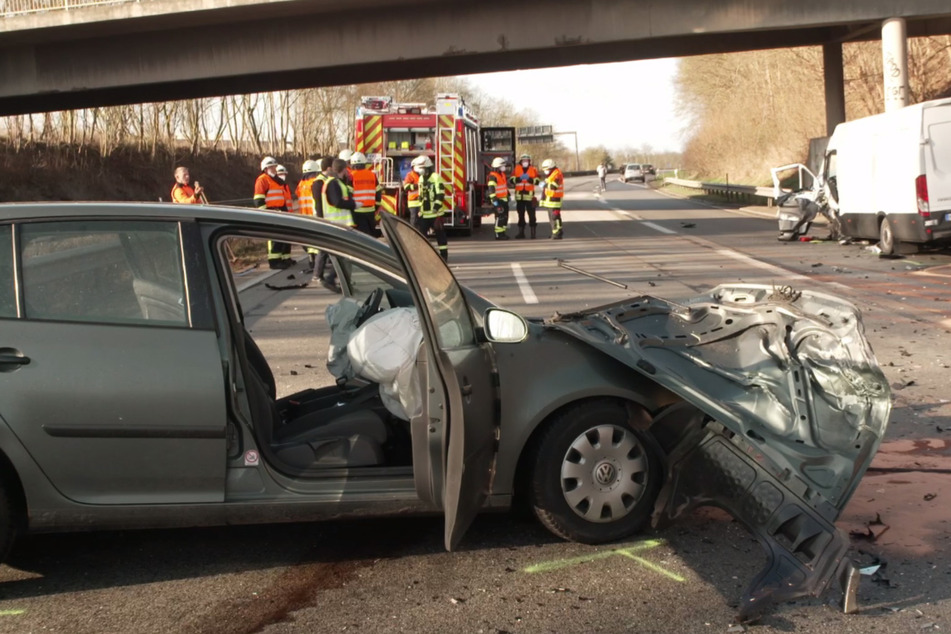 Bei einem schweren Frontalunfall zwischen zwei Fahrzeugen auf der A48 wurden zwei Autofahrer leicht verletzt.