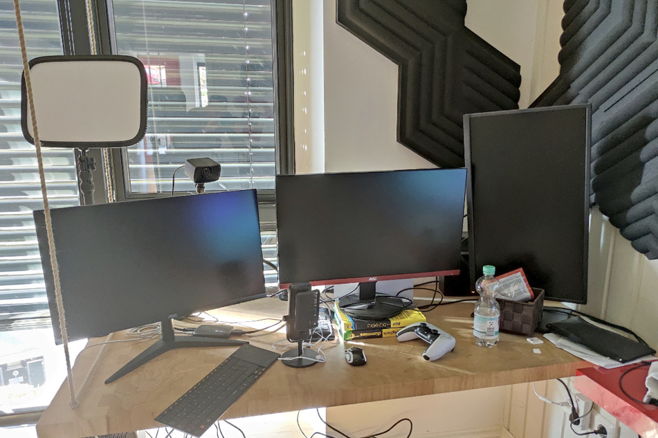 Das Setup von "niklugi": Großes Frontlicht, Kamera, Mikrofon und drei Monitore (links Stream-Kontrolle, Mitte Spielbildschirm und rechts Livechat).