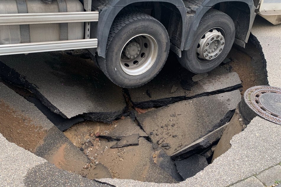 Plötzlicher Erdkrater bei Heidelberg: Lkw und Auto rutschen in zwei Meter tiefes Loch