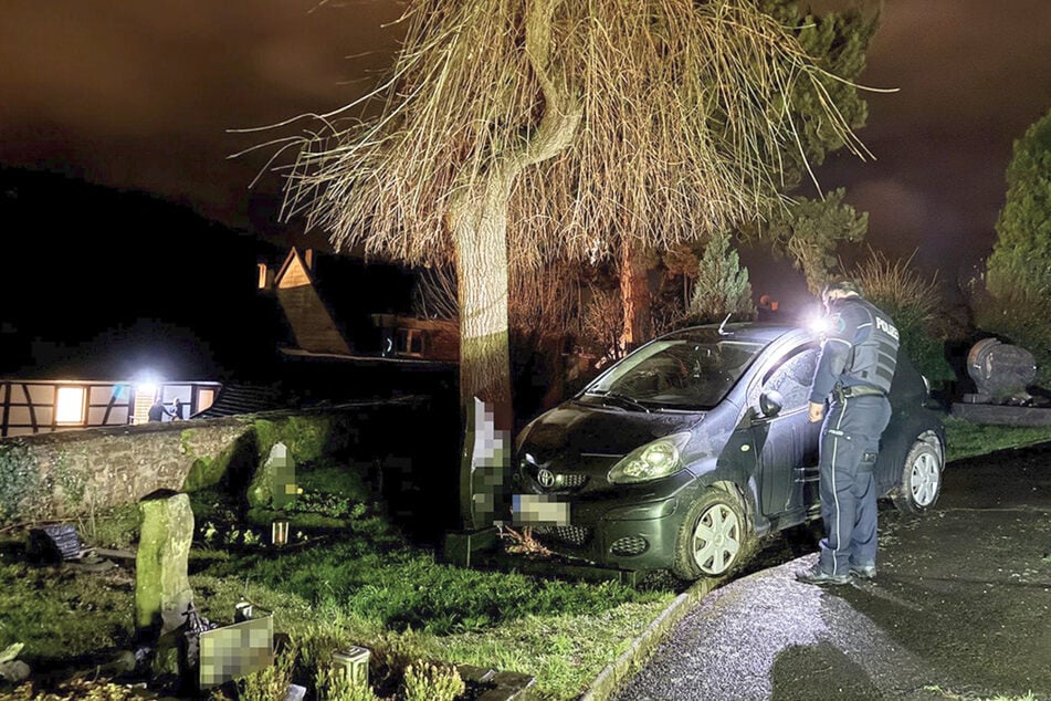 Kuriose Verfolgungsjagd: Autofahrer flüchtet über Friedhof und rast über mehrere Gräber