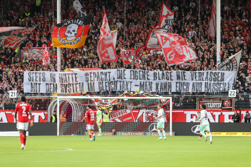 Mit drei derben Spruchbändern teilte Cottbus gegen die Fanszene von St. Pauli aus.