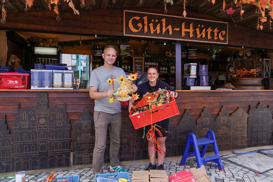 Heiko Wohlers (48) und Lieselotte Müller (53) bauten am Dienstag ihre "Glüh-Hütte" auf.