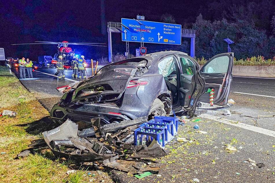 Ein Rettungshubschrauber landete auf der Autobahn.