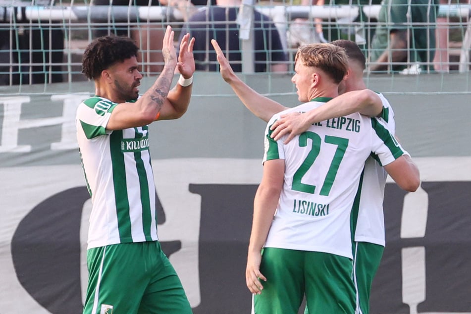 Stanley Ratifo (30, l.) machte als Kapitän ein richtig starkes Spiel. Der Schlüssel für den Sieg war aber die Teamleistung der Grün-Weißen.