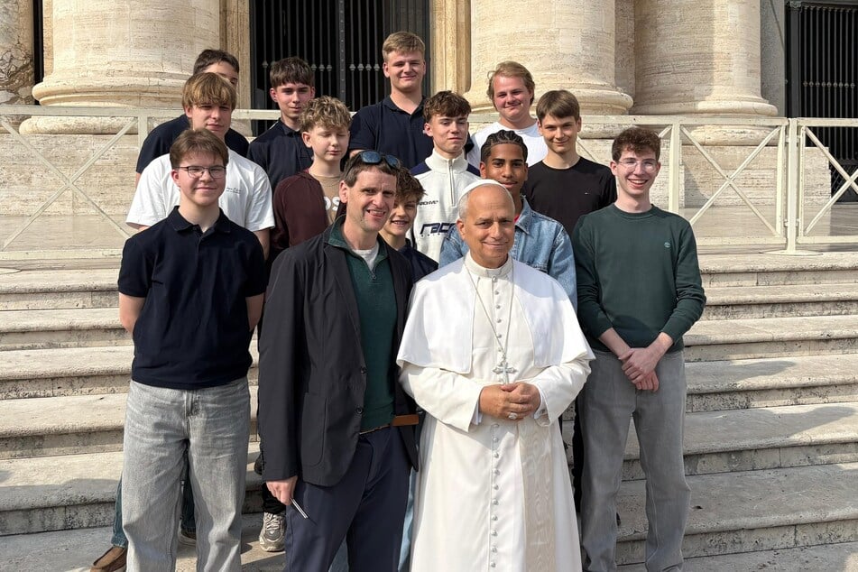 Überraschend und spontan stehen zwölf Dresdner Kapellknaben zusammen mit Papst Leo XIV. vor dem Petersdom und singen für ihn. Vor einem Jahr hatte sie noch sein Vorgänger Papst Franziskus im Vatikan empfangen.