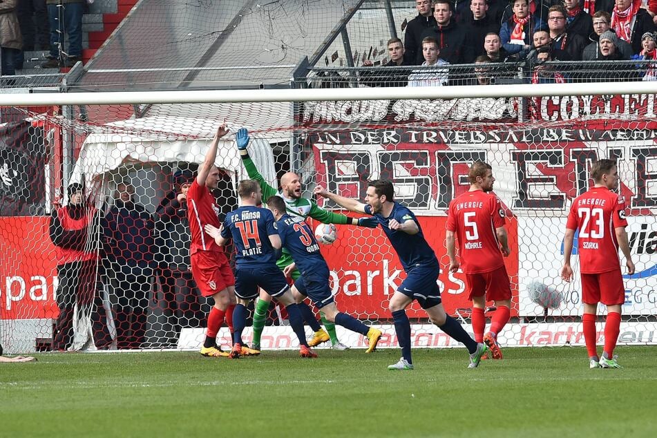 Stephan Andrist (Nr. 37) dreht zum Jubel ab. Es war das goldene Tor zum letzten Hansa-Sieg gegen Cottbus vor gut zehn Jahren. (Archivbild)