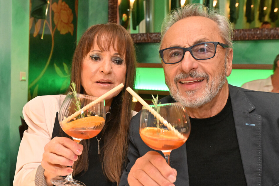 Christine (74) und Wolfgang Stumph (77) stoßen auf das neue "Classico Italiano" an.