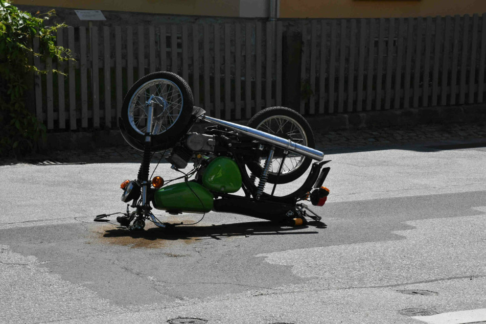 180-Grad-Wende, doch der Mopedfahrer kam zum Glück mit leichten Verletzungen davon.