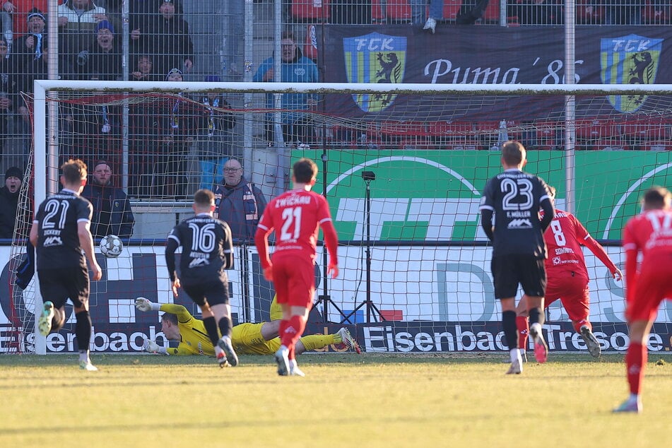 Glück beim Elfer: Max Somnitz (Nummer 8) hat abgezogen, der Ball springt dank eines Rasenfehlers über CFC-Keeper Daniel Adamczyk zum 2:2 in die Maschen.