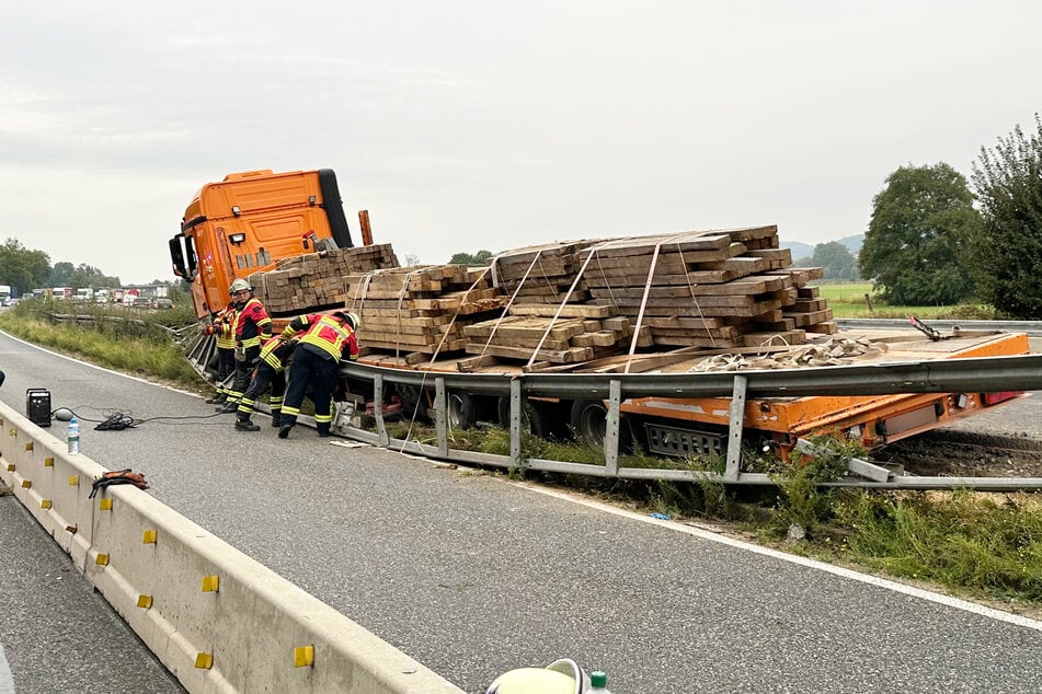 Auf der A66 kam es am Montagmorgen zu einem heftigen Alleinunfall eines mit Holz beladenen Lastwagens.