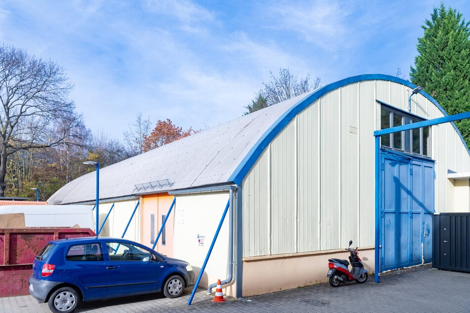 Von außen sieht man noch, dass die Halle etwas älter ist.