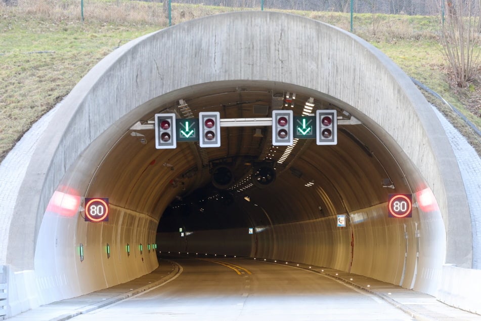 Unfall A4: Ampel und Deckenstrahler in saniertem A4-Tunnel beschädigt: Polizei hat Verdacht