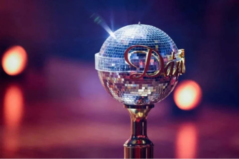 Um diesen Pokal geht es: Zuletzt durften ihn Profitänzerin Ekaterina Leonova (38) und Promi-Spross Diego Pooth (22) in den Konfettiregen stemmen.