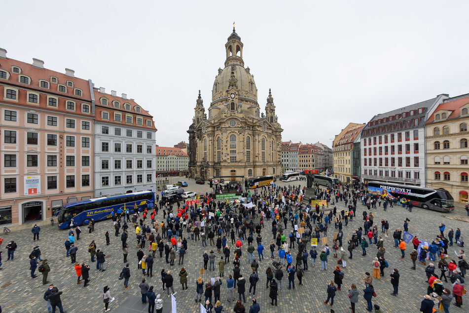 Am Vortag, dem 1. März, fanden sich auf dem Neumarkt zahlreiche Teilnehmer zum "1000-Personen-Polittalk" zusammen. Sie fordern eine Öffnungsperspektive. Laut dem RKI sinkt die Inzidenz in Dresden.