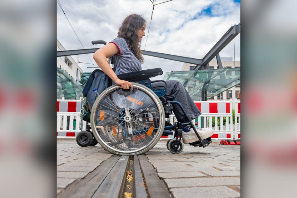 Auch ein Problem: Straßenbahnschienen mit dem Rollstuhl überwinden.