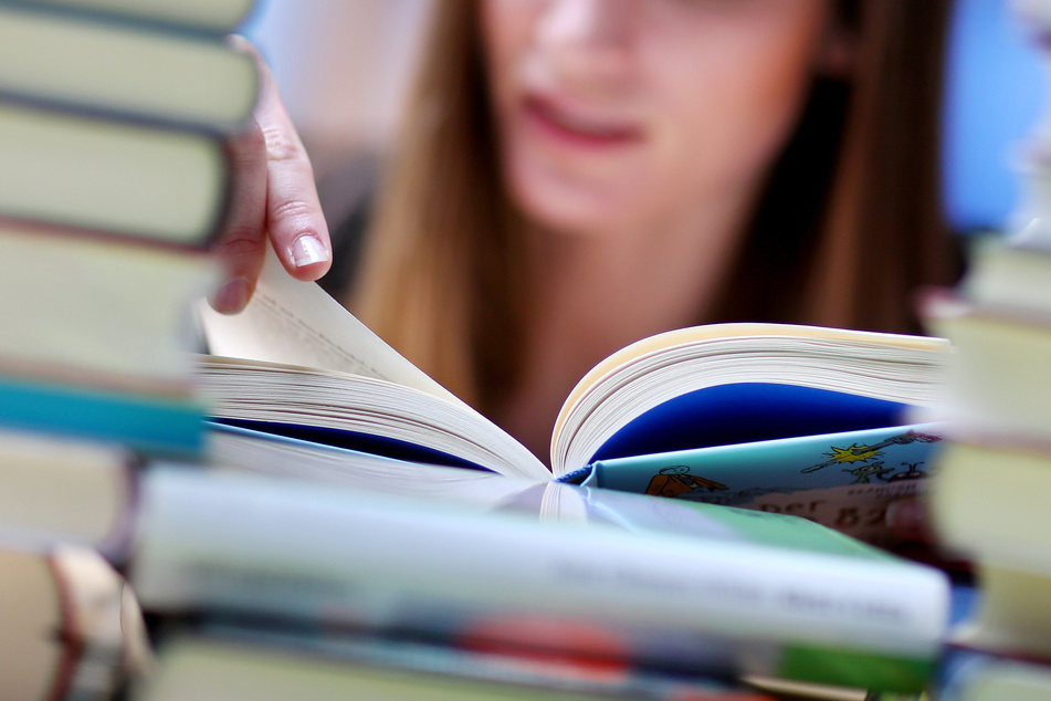 NRW-Haushalte geben im Schnitt monatlich 25 Euro für Bücher etc. aus. (Symbolbild)