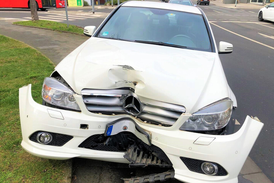 Der Mercedes wurde durch den Zusammenstoß so stark beschädigt, dass er abgeschleppt werden musste.