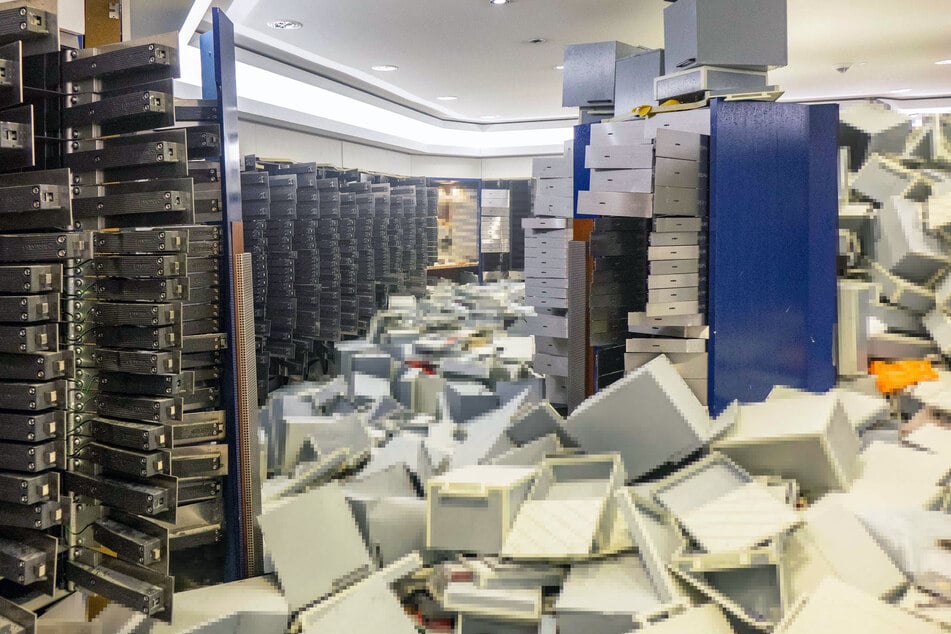 Über 1000 Inhaber eines Schließfachs in der Sparkassen-Filiale bangen um ihre Wertgegenstände.