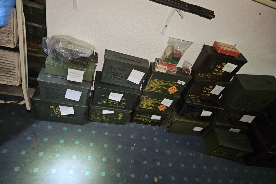 Neben etlichen Waffen stießen die Ermittler auch auf große Mengen an Munition.