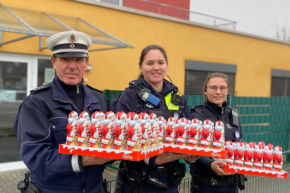 Der Nikolaus kam für die Kinder in Meindorf heute nicht mit rotem Mantel und Mütze, sondern in Polizeiuniform.