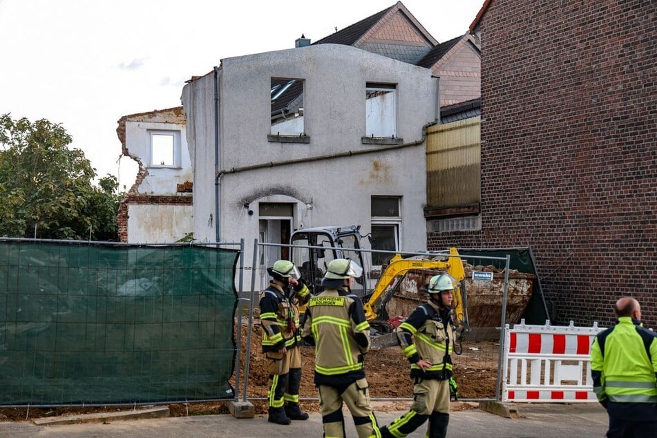 Einsturzgefahr! Familie muss am Abend aus Haus evakuiert werden