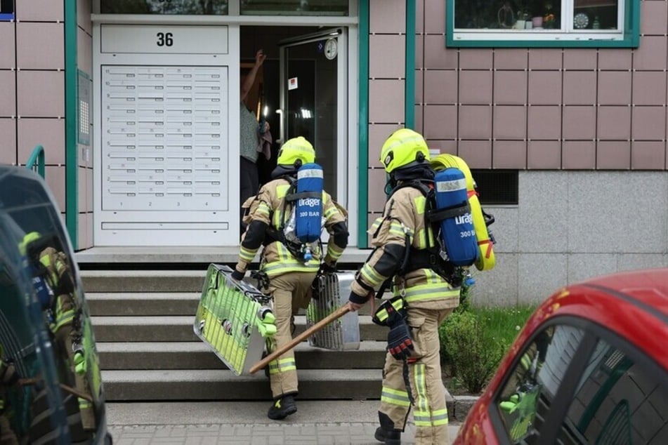 In Neu-Hohenschönhausen brannte es in einer Wohnung eines Hochhauses.