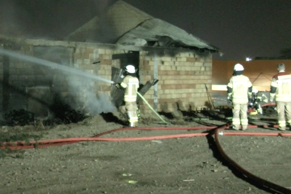Das Foto zeigt Einsatzkräfte der Feuerwehr bei den Löscharbeiten in Grünstadt.