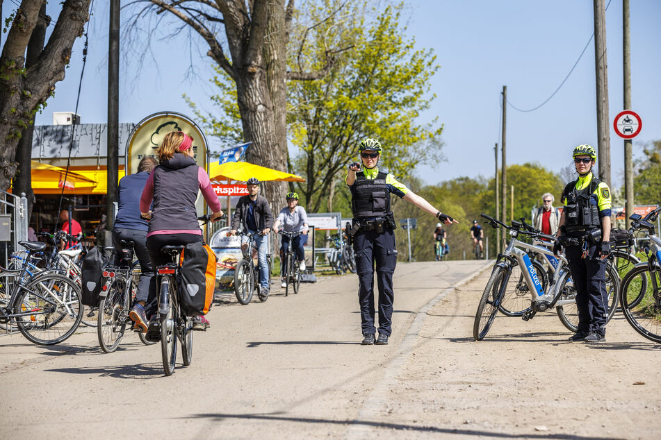 Die beiden Polizisten Franzi Winter (27, M.) und Eva Walter (34, r.) stoppten auf Höhe des Fährgartens Johannstadt mehrere Radfahrer, um eine Kontrolle durchzuführen.