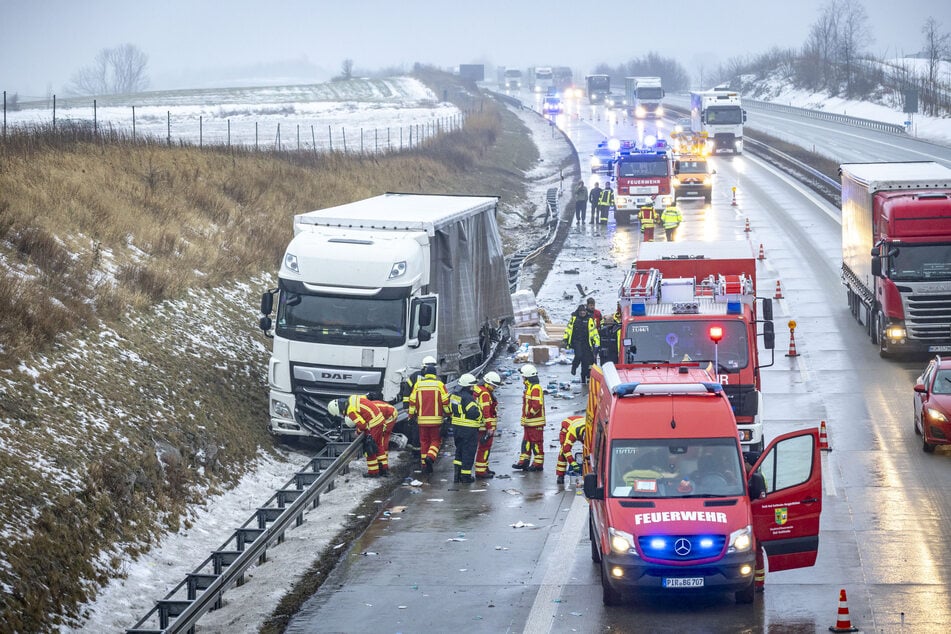 Wenige Stunden nach dem schweren Glätteunfall mussten die Einsatzkräfte erneut zu einer Unfallstelle auf der A17 ausrücken.