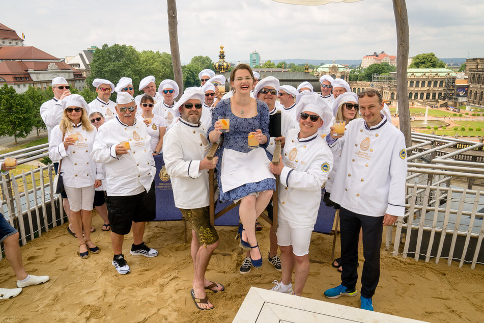 Genuss und Spaß bei der Vorstellung des Cocktails und der Verabschiedung vom Stollenmädchen Johanna.