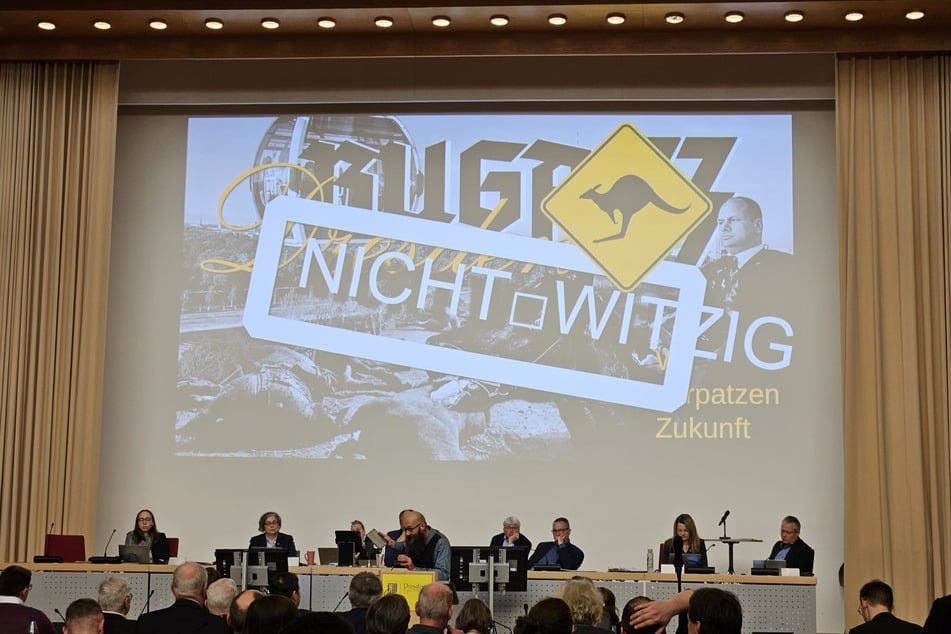 "NICHT WITZIG": So sah das von der Verwaltung geänderte Bild im Stadtrat aus.