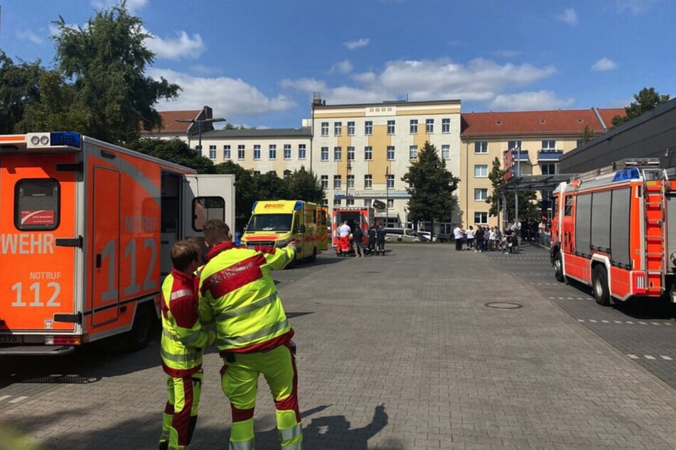 Die Feuerwehr ist am Donnerstag zu einem Supermarkt in den Berliner Ortsteil Rummelsburg ausgerückt.