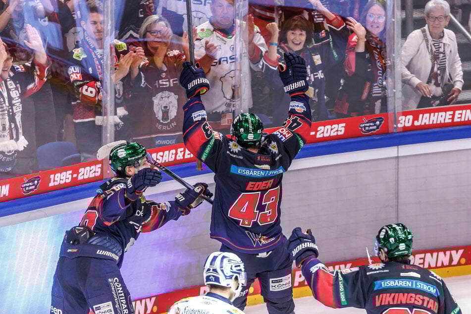 Andreas Eder (Nr. 43), Bruder des an Krebs verstorbenen Nationalspielers Tobias Eder, erzielte sein erstes Tor im Dress der Berliner.