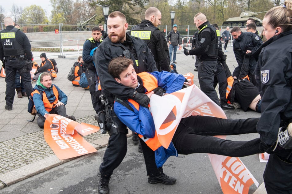 Die Polizei hat mit den Klima-Aktivisten alle Hände voll zu tun.