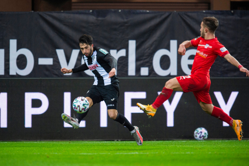 Can Coskun (22, r.) wirft sich in die Flanke des Verlers Aygün Yildirim (25).
